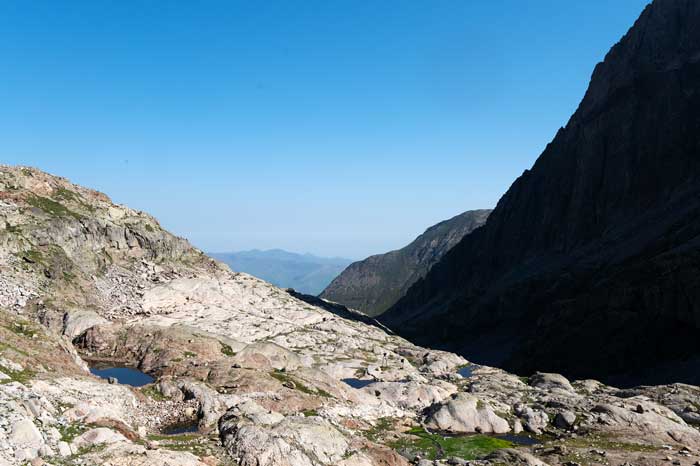 Arrivée sur le plateau rocheux juste avant le refuge du Portillon