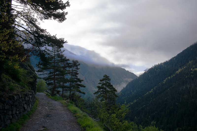 Chemin pour le lac de l'Oule vers Bastan