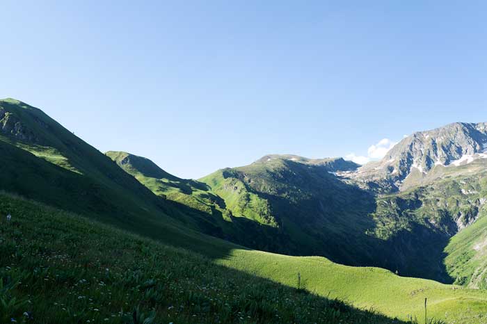 L'Entecade au loin avec la lumière du matin