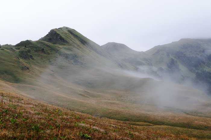 Sommet de l'Entecade dans la brume