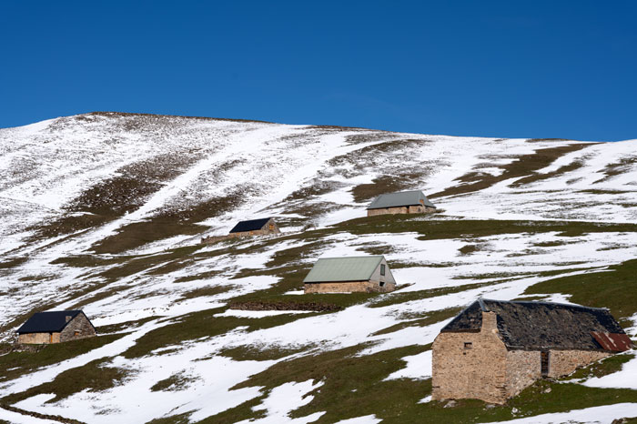 Les célèbres granges des Pyrénées en hiver