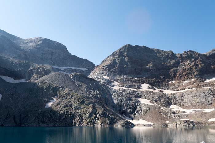 Superbe lac du Portillon entouré de pics rocheux