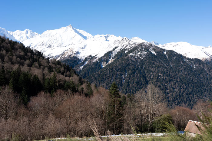 Les montagnes d'Hospice de France apparaissent au loin