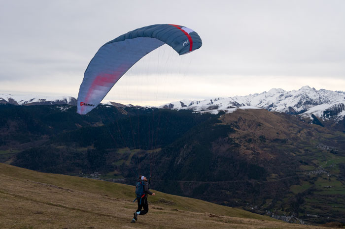 Parapentiste qui décolle du Cap de Pède