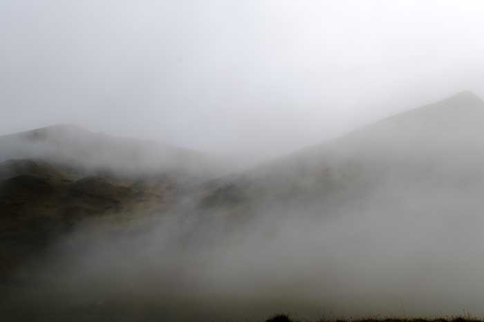 Les Pyrénées dans la brume