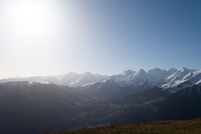Les Pyrénées enneigées vues du Cap de Pède
