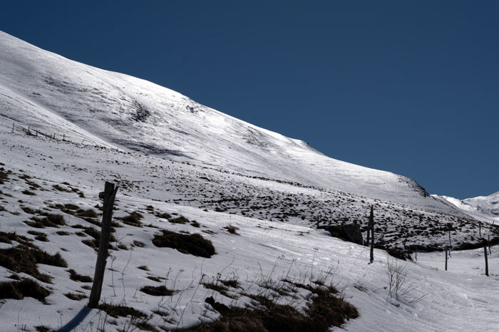 Pyrénées dans la neige en hiver