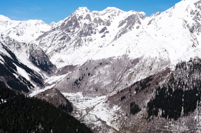 Vallée des Pyrénées enneigée